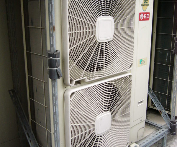 2008_Hitachi_aircon_outdoor_unit_RAM-5DNS